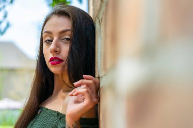 Muhteşem bir esmer model, açık havada bir bahar gününün tadını çıkarıyor. 