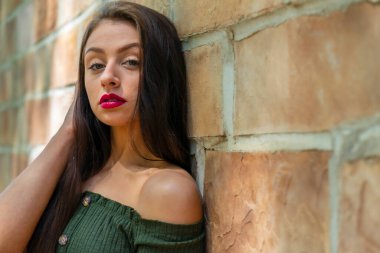 Muhteşem bir esmer model, açık havada bir bahar gününün tadını çıkarıyor. 