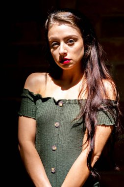 Muhteşem bir esmer model, açık havada bir bahar gününün tadını çıkarıyor. 