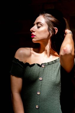 Muhteşem bir esmer model, açık havada bir bahar gününün tadını çıkarıyor. 