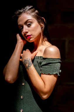 Muhteşem bir esmer model, açık havada bir bahar gününün tadını çıkarıyor. 