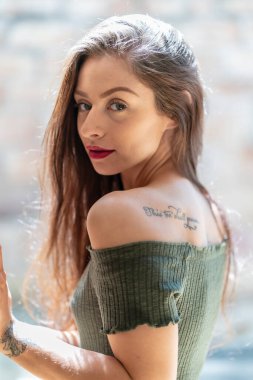 Muhteşem bir esmer model, açık havada bir bahar gününün tadını çıkarıyor. 