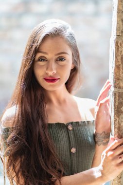 Muhteşem bir esmer model, açık havada bir bahar gününün tadını çıkarıyor. 