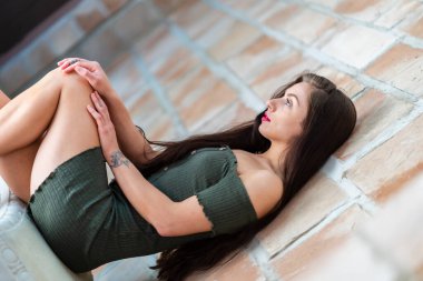 Muhteşem bir esmer model, açık havada bir bahar gününün tadını çıkarıyor. 