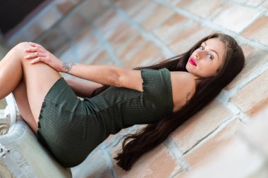 Muhteşem bir esmer model, açık havada bir bahar gününün tadını çıkarıyor. 