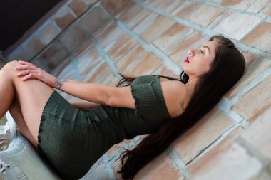 Muhteşem bir esmer model, açık havada bir bahar gününün tadını çıkarıyor. 