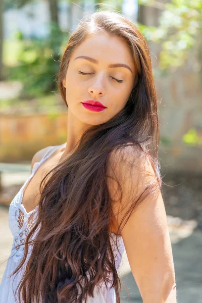 Gorgeous Brunette Model Enjoys Spring Day Outdoors — Stock Photo, Image