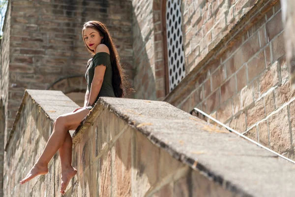 Muhteşem bir esmer model, açık havada bir bahar gününün tadını çıkarıyor. 