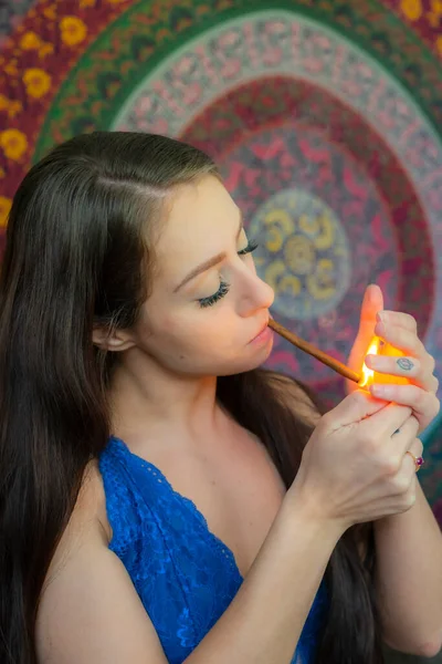 Krásná Brunetka Modelka Kouří Marihuanu Soukromí Svého Domova — Stock fotografie