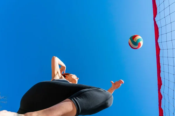 Een Roodharig Fitnessmodel Dat Zich Voorbereidt Volleybal — Stockfoto