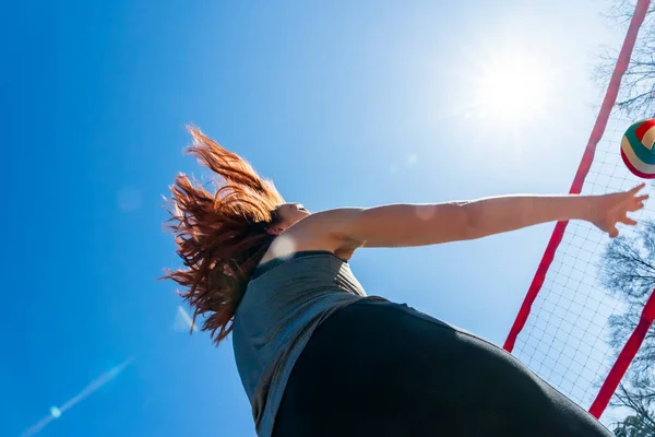 Modello Fitness Rossa Che Prepara Giocare Pallavolo — Foto Stock