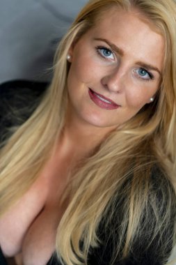 Muhteşem bir sarışın model işten önce evde vakit geçirmekten hoşlanıyor.