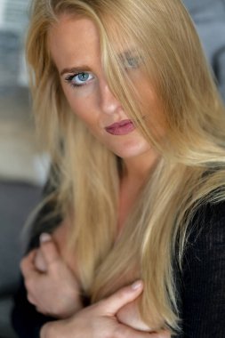 Muhteşem bir sarışın model işten önce evde vakit geçirmekten hoşlanıyor.