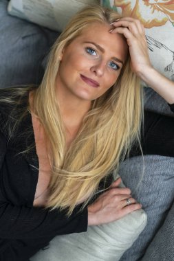 Muhteşem bir sarışın model işten önce evde vakit geçirmekten hoşlanıyor.