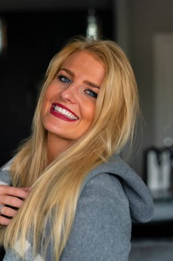 Muhteşem bir sarışın model işten önce evde vakit geçirmekten hoşlanıyor.