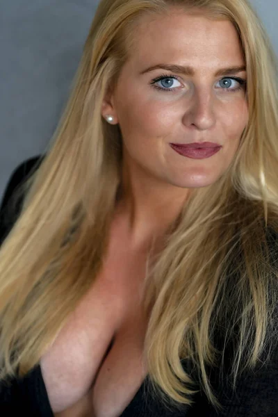 Vacker Blond Modell Njuter Dag Hemma Innan Jobbet — Stockfoto