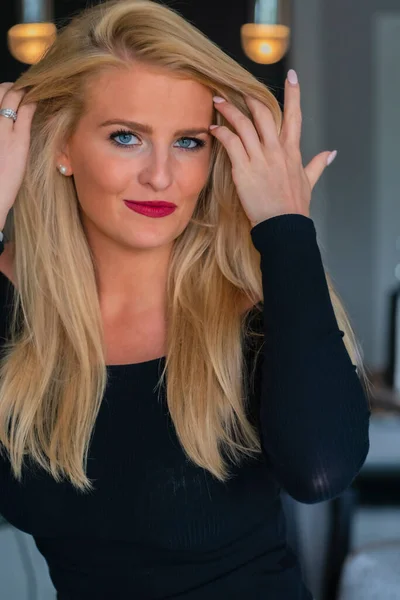 Een Prachtig Blond Model Geniet Van Een Dag Thuis Voor — Stockfoto