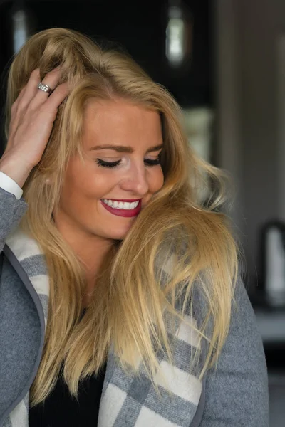 Vacker Blond Modell Njuter Dag Hemma Innan Jobbet — Stockfoto