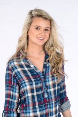 Stüdyo ortamında poz veren muhteşem sarışın bir manken.