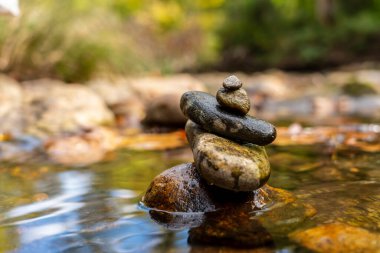Yaz günlerinde nehir yatağının yanındaki kulelere yerleştirilmiş taşlar.