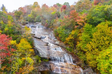 Bir sonbahar günü Carolina dağlarında bir şelale kurulur.