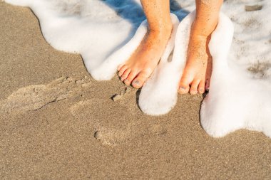 Muhteşem bir model güzel bir günde kumsalda yürüyor.