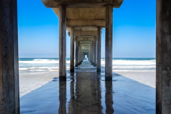 Onde Schiantano Contro Molo Sulla Costa Della California — Foto Stock