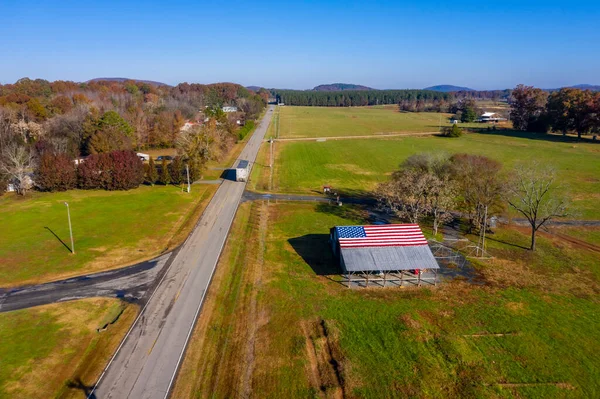 Camino Campo Con Una Bandera Americana Pintada Granero Cerca Una — Foto de Stock