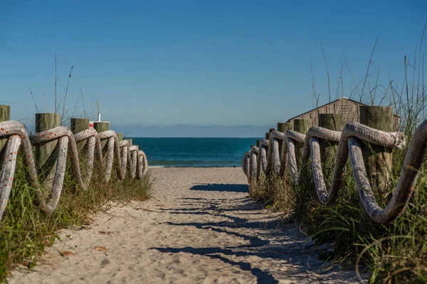 Promenada Piaskiem Plażę Linami Cumowniczymi Boku — Zdjęcie stockowe