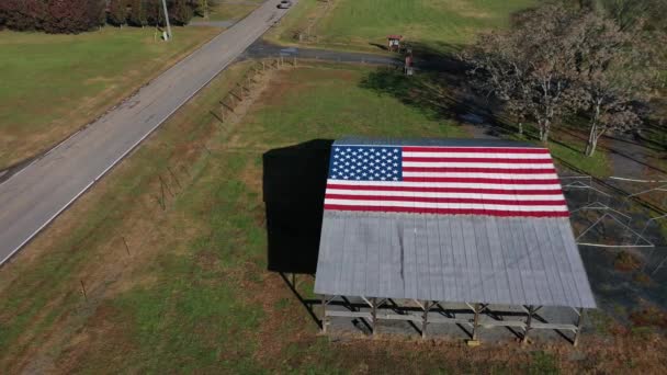 アメリカの農場近くの納屋にアメリカ国旗が描かれた田舎道 — ストック動画