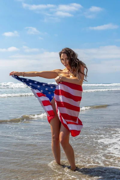 Gorgeous Brunette Model Poses Nude American Flag Beach — Stock Photo, Image