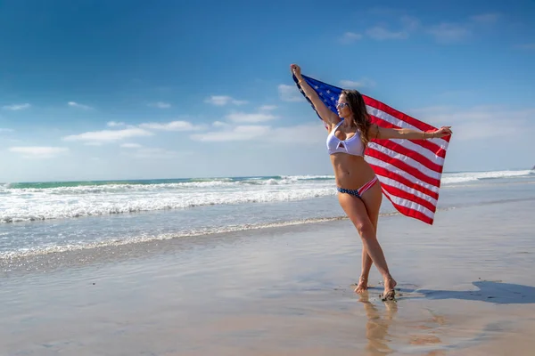 Uma Linda Modelo Morena Posa Com Uma Bandeira Americana Praia — Fotografia de Stock