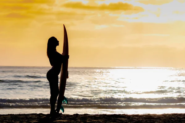 Beautiful Brunette Bikini Model Her Surfboard Beach — Stock Photo, Image