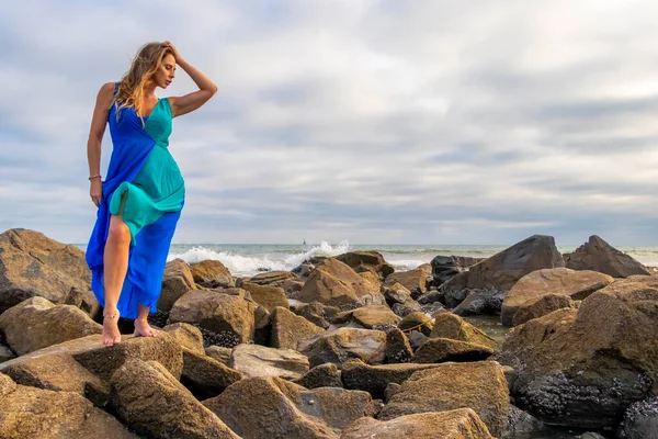 Une Belle Brunette Modèle Hispanique Posant Plein Air Sur Une — Photo