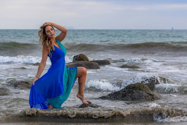 Una Bella Bruna Modello Ispanico Posa All Aperto Una Spiaggia — Foto Stock