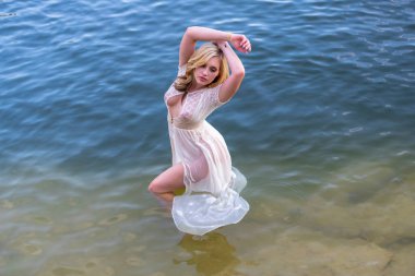 Muhteşem bir sarışın manken, yaz günlerinde gölün tadını çıkarıyor.
