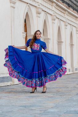 Muhteşem bir İspanyol esmer model Meksika çiftliğinde poz veriyor.