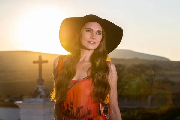 一个华丽的西班牙裔布鲁内特模特在日落时带着小灯站在室外 — 图库照片