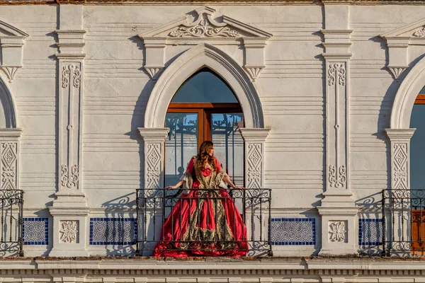 Шикарная Латиноамериканская Модель Брюнетки Позирует Традиционной Мексиканской Одежде Открытом Воздухе — стоковое фото