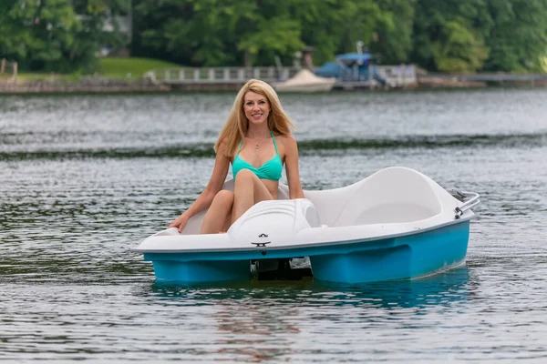 Een Prachtig Bikini Model Genietend Van Een Dag Het Water — Stockfoto