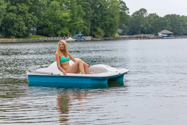 Uno Splendido Modello Bikini Che Gode Una Giornata Acqua — Foto Stock