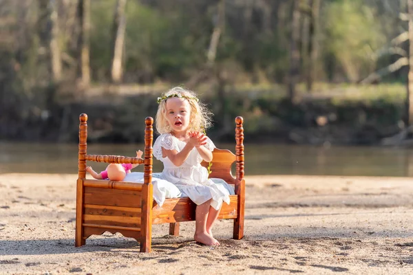 Gorgeous Young Girl Enjoys Spring Day Outdoors — Stock Photo, Image