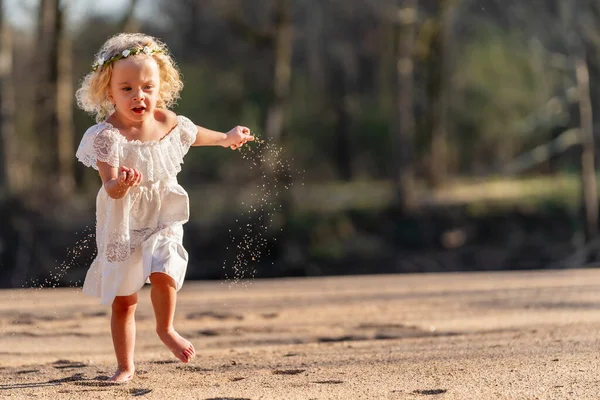 Gorgeous Young Girl Enjoys Spring Day Outdoors — Stock Photo, Image