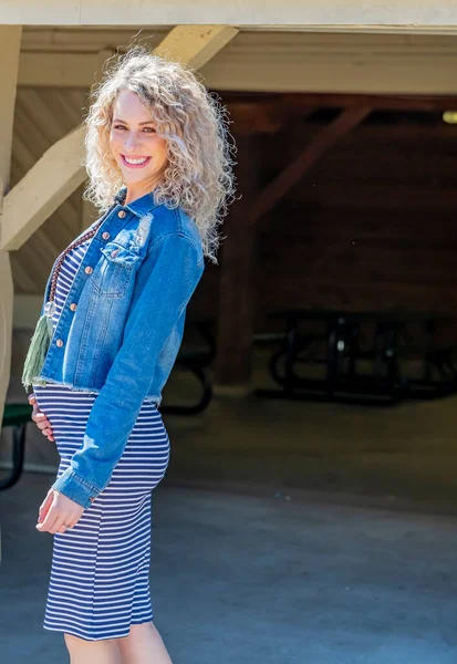 Schwangere Blondine Posiert Für Bilder Freien — Stockfoto