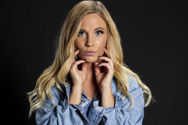 Stüdyo ortamında poz veren muhteşem sarışın bir manken.