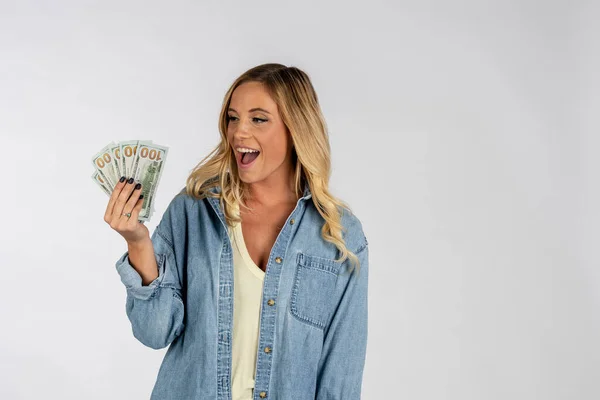 Una Hermosa Modelo Rubia Posando Con Moneda Estados Unidos — Foto de Stock