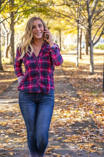 Vacker Blond Modell Pratar Sin Mobiltelefon Höstdag Utomhus Park — Stockfoto