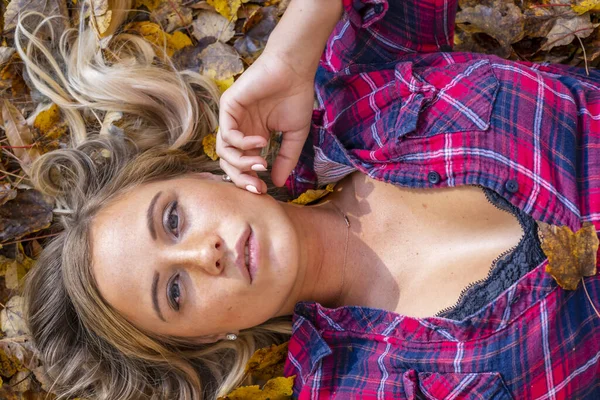 Ein Hinreißendes Blondes Model Genießt Einen Herbsttag Freien Einem Park — Stockfoto