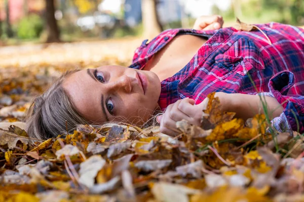 Gorgeous Blonde Model Enjoys Autumn Day Outdoors Park — Stock Photo, Image