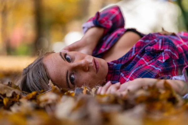 Gorgeous Blonde Model Enjoys Autumn Day Outdoors Park — Stock Photo, Image